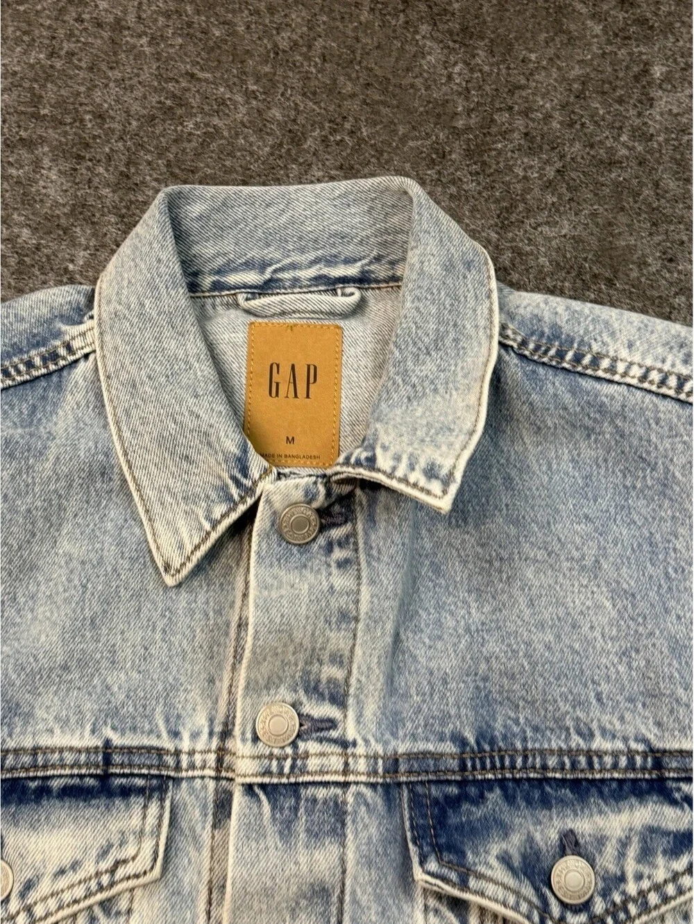 GAP Mens Medium Light Wash Denim Trucker Jacket Button Front 100% Cotton NWT